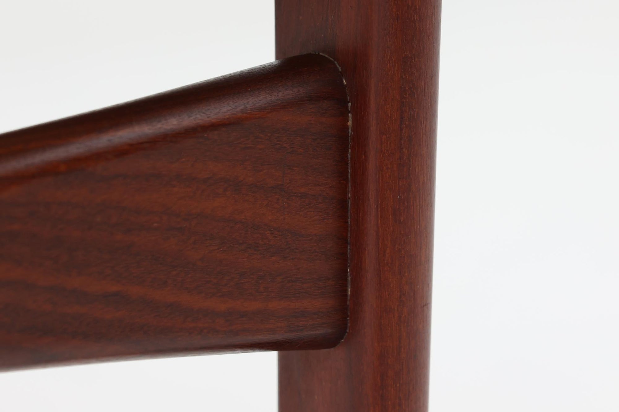 こちらはチェアで、Poul m. Voltherによるデザインです。背もたれのデザインが特徴的であり、アームと脚の繋ぎ目も独特です。希少な北欧ビンテージ家具の一つです。