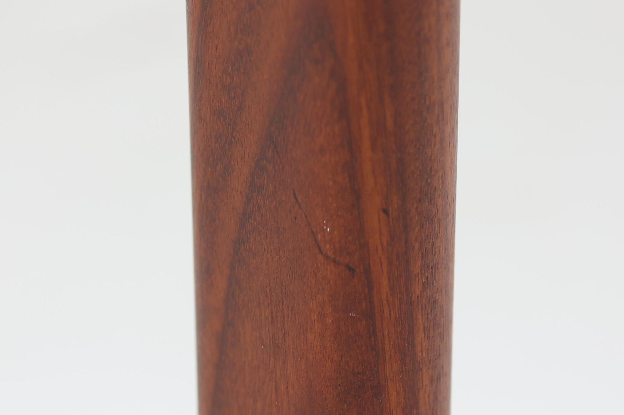 こちらはチェアで、Poul m. Voltherによるデザインです。背もたれのデザインが特徴的であり、アームと脚の繋ぎ目も独特です。希少な北欧ビンテージ家具の一つです。