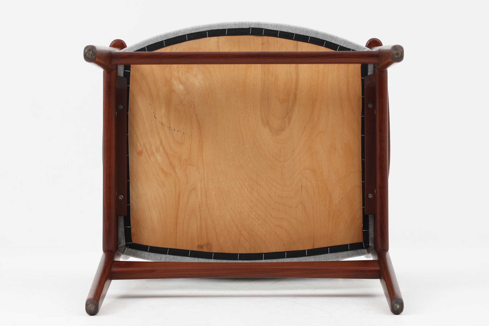 こちらはチェアで、Poul m. Voltherによるデザインです。背もたれのデザインが特徴的であり、アームと脚の繋ぎ目も独特です。希少な北欧ビンテージ家具の一つです。