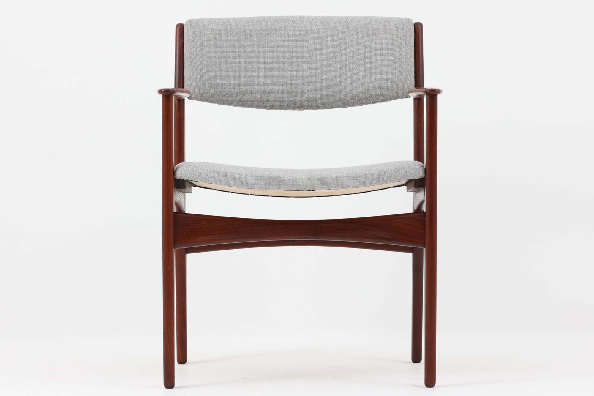 こちらはチェアで、Poul m. Voltherによるデザインです。背もたれのデザインが特徴的であり、アームと脚の繋ぎ目も独特です。希少な北欧ビンテージ家具の一つです。