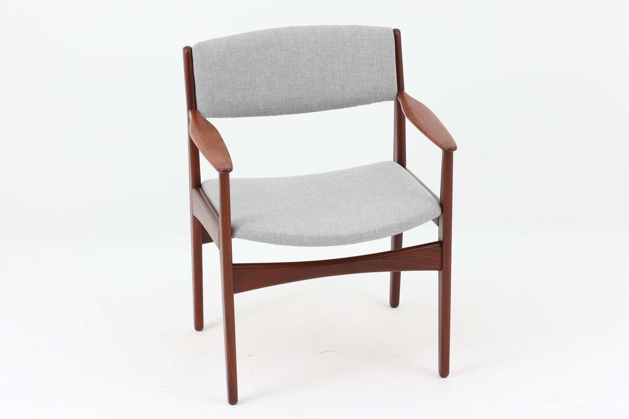 こちらはチェアで、Poul m. Voltherによるデザインです。背もたれのデザインが特徴的であり、アームと脚の繋ぎ目も独特です。希少な北欧ビンテージ家具の一つです。