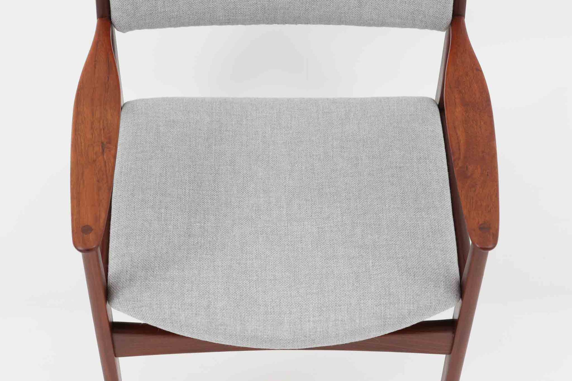 こちらはチェアで、Poul m. Voltherによるデザインです。背もたれのデザインが特徴的であり、アームと脚の繋ぎ目も独特です。希少な北欧ビンテージ家具の一つです。