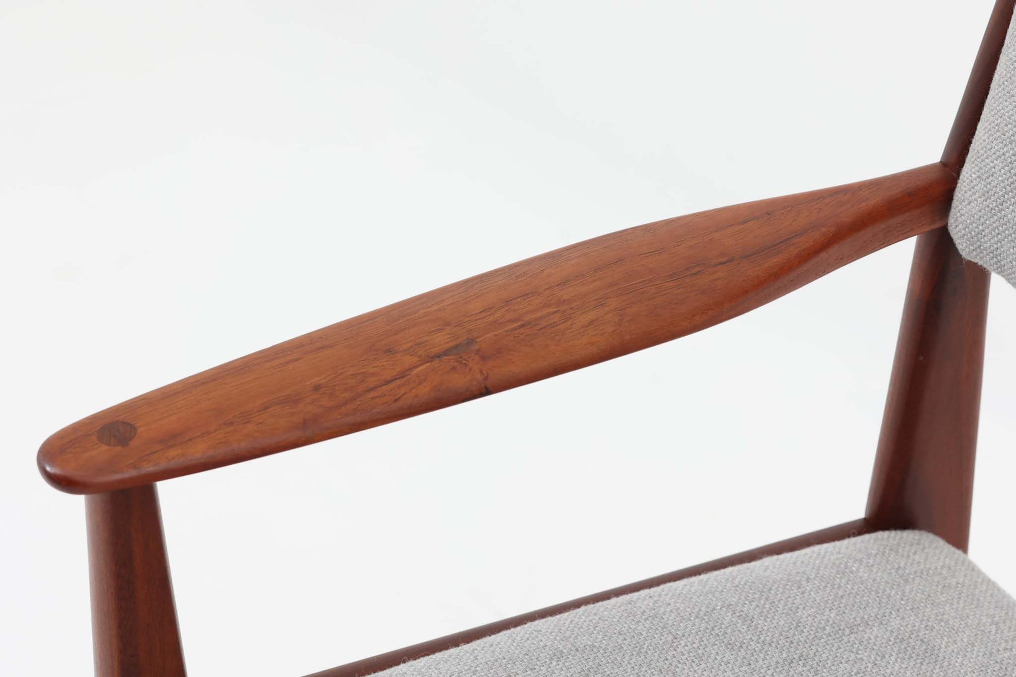 こちらはチェアで、Poul m. Voltherによるデザインです。背もたれのデザインが特徴的であり、アームと脚の繋ぎ目も独特です。希少な北欧ビンテージ家具の一つです。