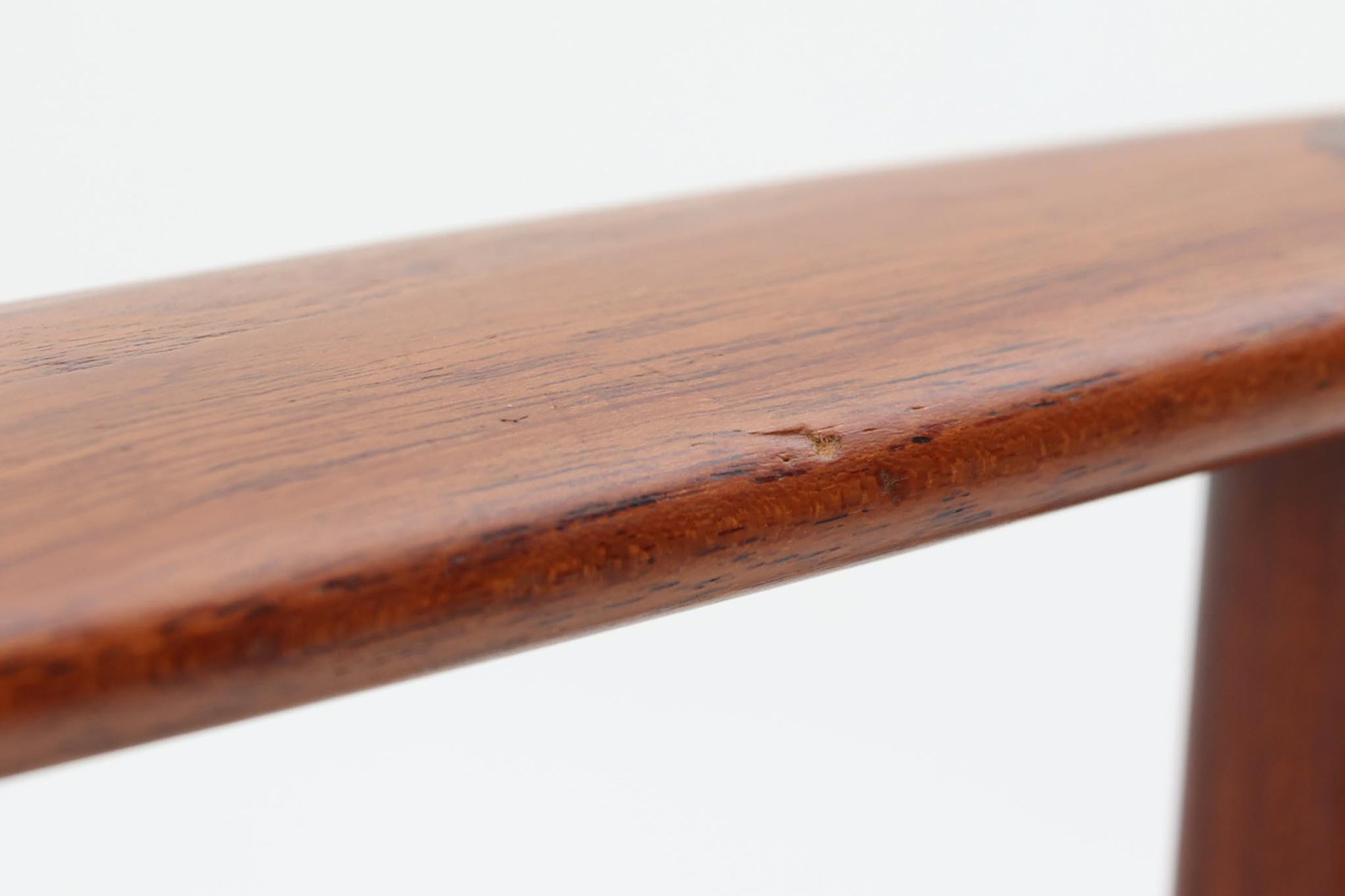 こちらはチェアで、Poul m. Voltherによるデザインです。背もたれのデザインが特徴的であり、アームと脚の繋ぎ目も独特です。希少な北欧ビンテージ家具の一つです。