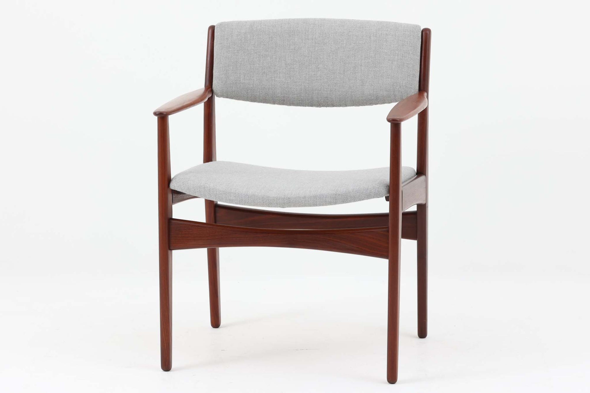 こちらはチェアで、Poul m. Voltherによるデザインです。背もたれのデザインが特徴的であり、アームと脚の繋ぎ目も独特です。希少な北欧ビンテージ家具の一つです。