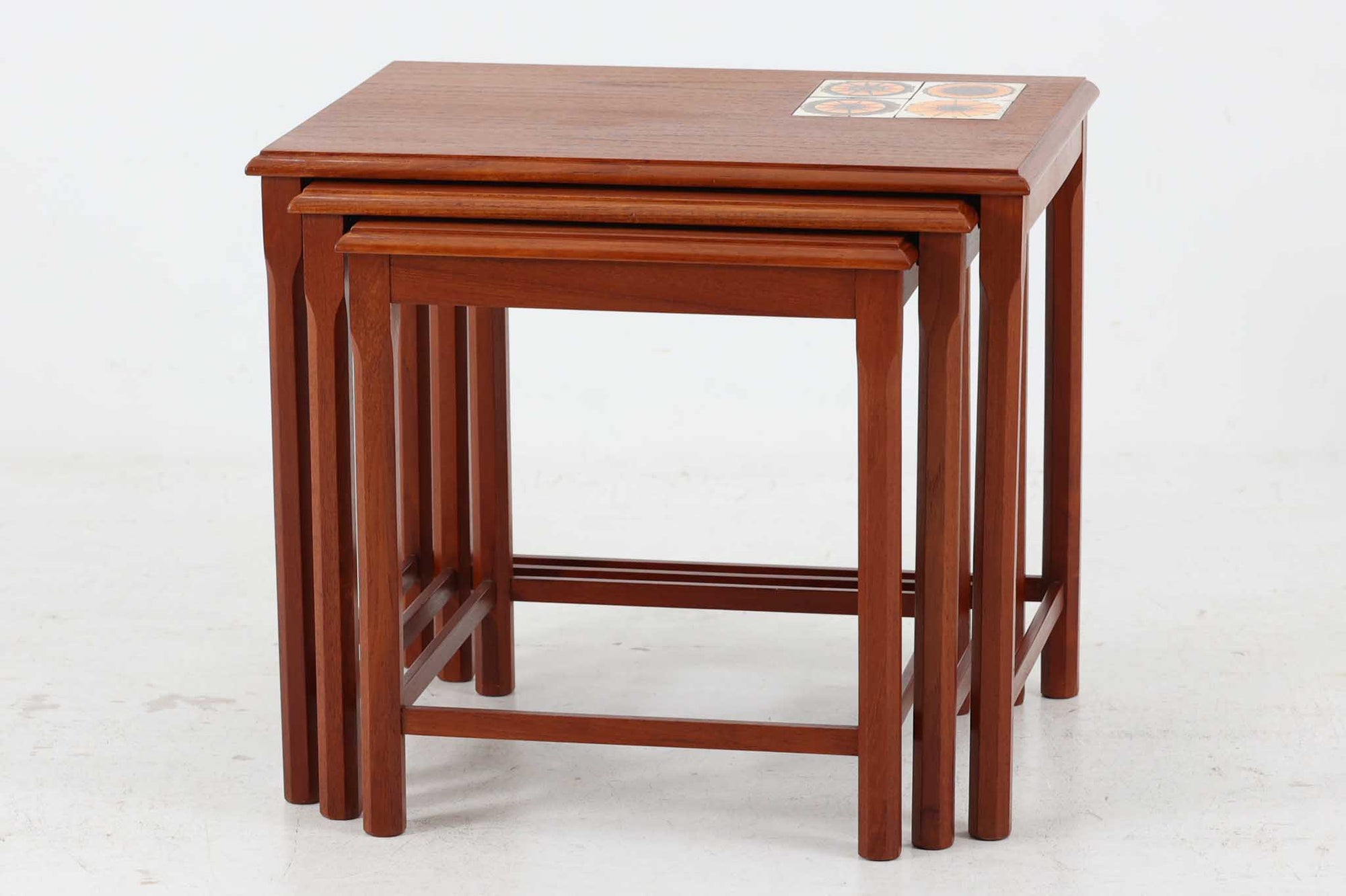 デンマークより買い付けました。シンプルなデザインですが堅牢な造りのネストテーブルです。大テーブルにはタイルが貼られておりデザインポイントになっています。フラワーベースなどの水物を置いておくのも素敵です。良質なチーク材が使用されており高級感がございます。