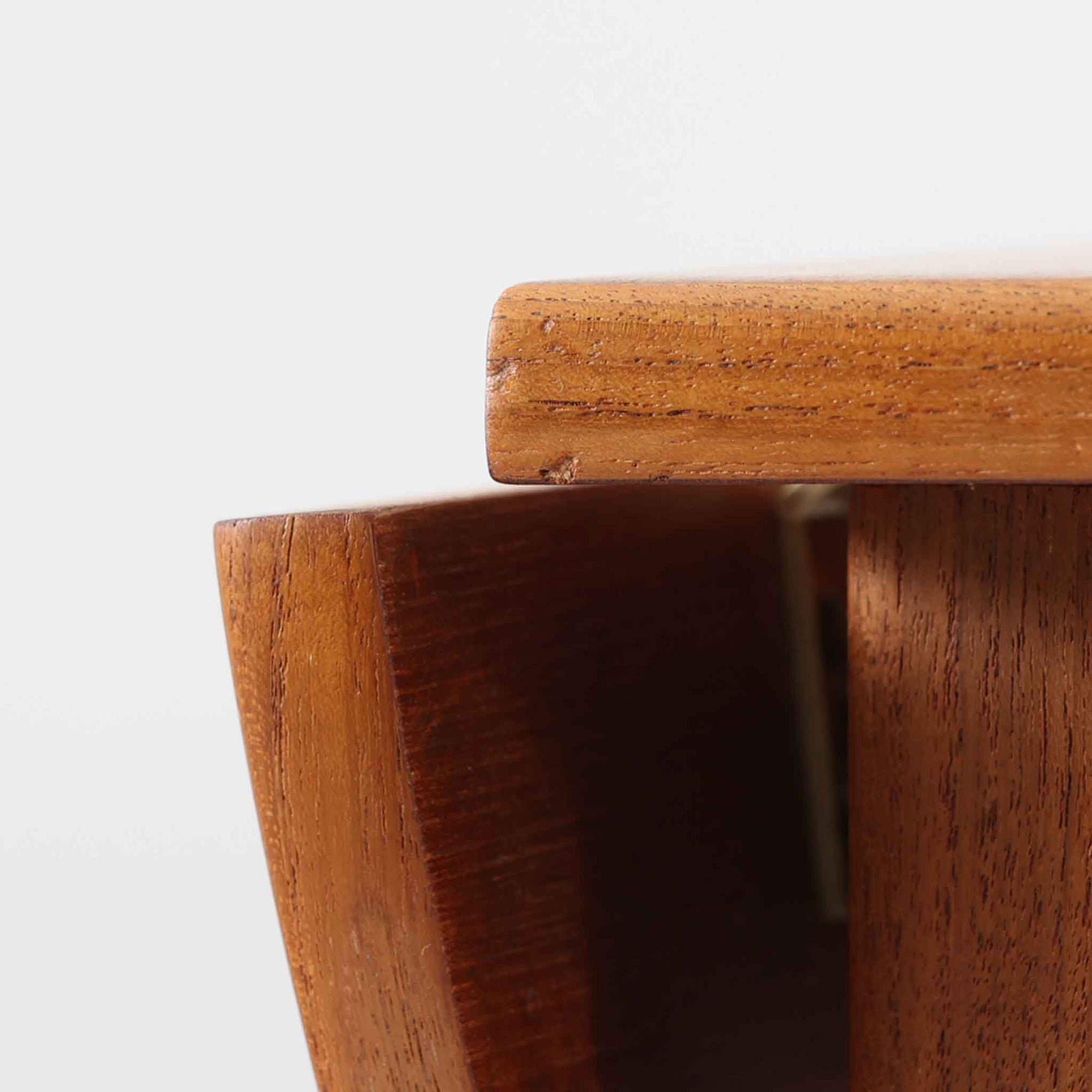 CJ Rosengaarden社によるエクステンションダイニングテーブルは、長方形の本体に両側バタフライ式の半円天板と中央拡張板2枚を備え、最大で8人がゆったりと囲める広さに対応します。温かみのあるチーク材と美しい木目、滑らかな金属レールによる開閉構造が魅力で、シーンに応じて柔軟に使える北欧ビンテージ家具の実用的な一台です。