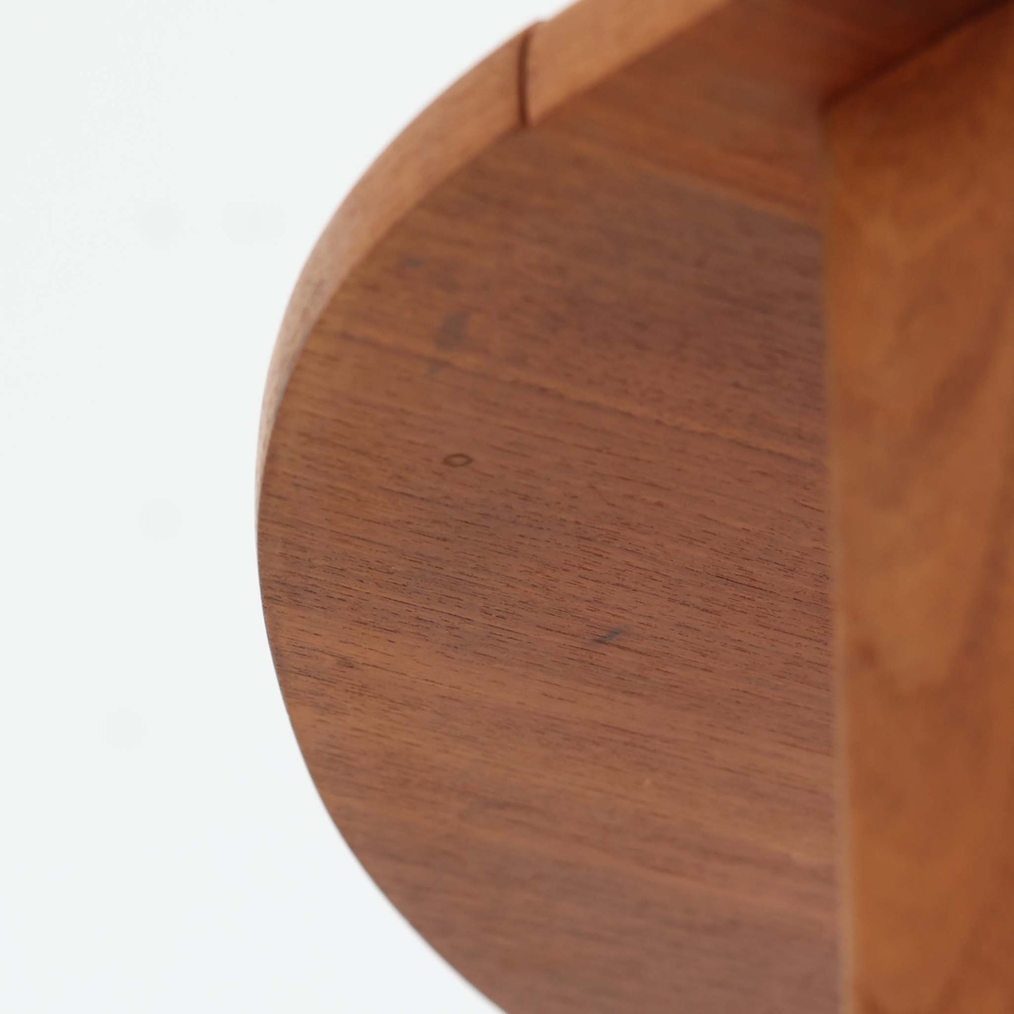 CJ Rosengaarden社によるエクステンションダイニングテーブルは、長方形の本体に両側バタフライ式の半円天板と中央拡張板2枚を備え、最大で8人がゆったりと囲める広さに対応します。温かみのあるチーク材と美しい木目、滑らかな金属レールによる開閉構造が魅力で、シーンに応じて柔軟に使える北欧ビンテージ家具の実用的な一台です。