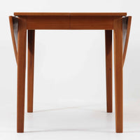 CJ Rosengaarden社によるエクステンションダイニングテーブルは、長方形の本体に両側バタフライ式の半円天板と中央拡張板2枚を備え、最大で8人がゆったりと囲める広さに対応します。温かみのあるチーク材と美しい木目、滑らかな金属レールによる開閉構造が魅力で、シーンに応じて柔軟に使える北欧ビンテージ家具の実用的な一台です。