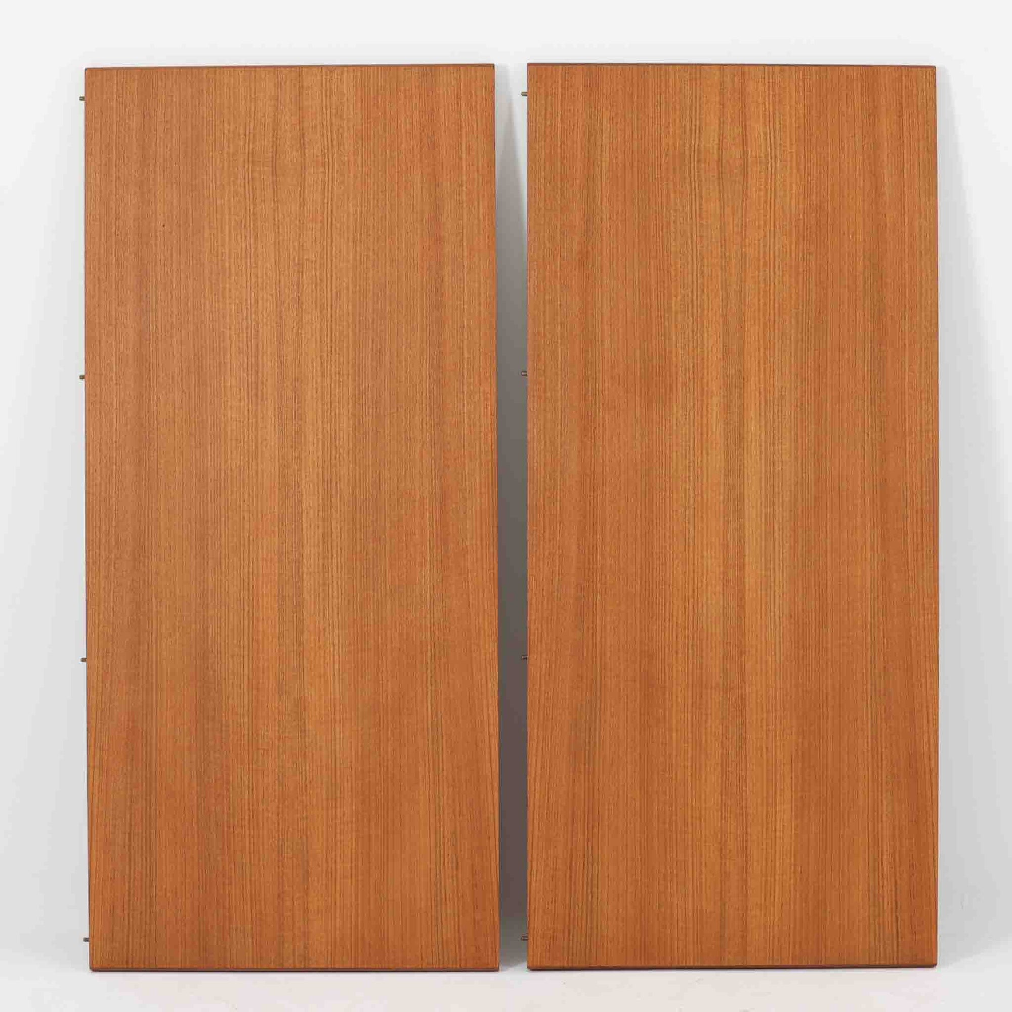 CJ Rosengaarden社によるエクステンションダイニングテーブルは、長方形の本体に両側バタフライ式の半円天板と中央拡張板2枚を備え、最大で8人がゆったりと囲める広さに対応します。温かみのあるチーク材と美しい木目、滑らかな金属レールによる開閉構造が魅力で、シーンに応じて柔軟に使える北欧ビンテージ家具の実用的な一台です。