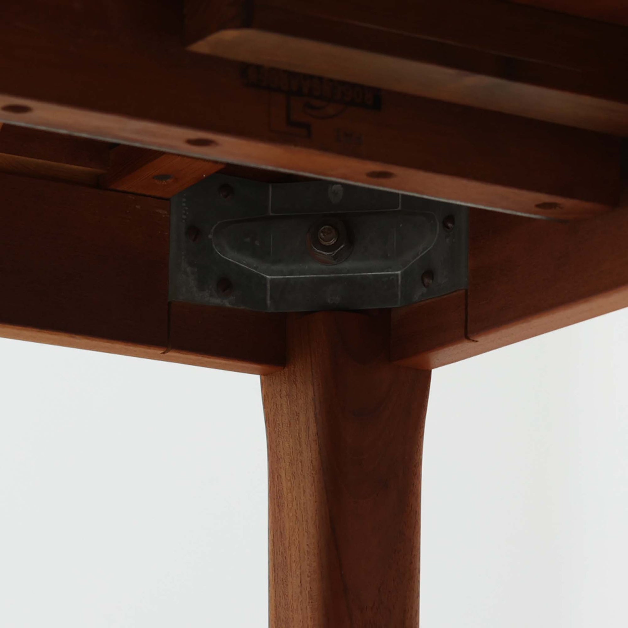 CJ Rosengaarden社によるエクステンションダイニングテーブルは、長方形の本体に両側バタフライ式の半円天板と中央拡張板2枚を備え、最大で8人がゆったりと囲める広さに対応します。温かみのあるチーク材と美しい木目、滑らかな金属レールによる開閉構造が魅力で、シーンに応じて柔軟に使える北欧ビンテージ家具の実用的な一台です。