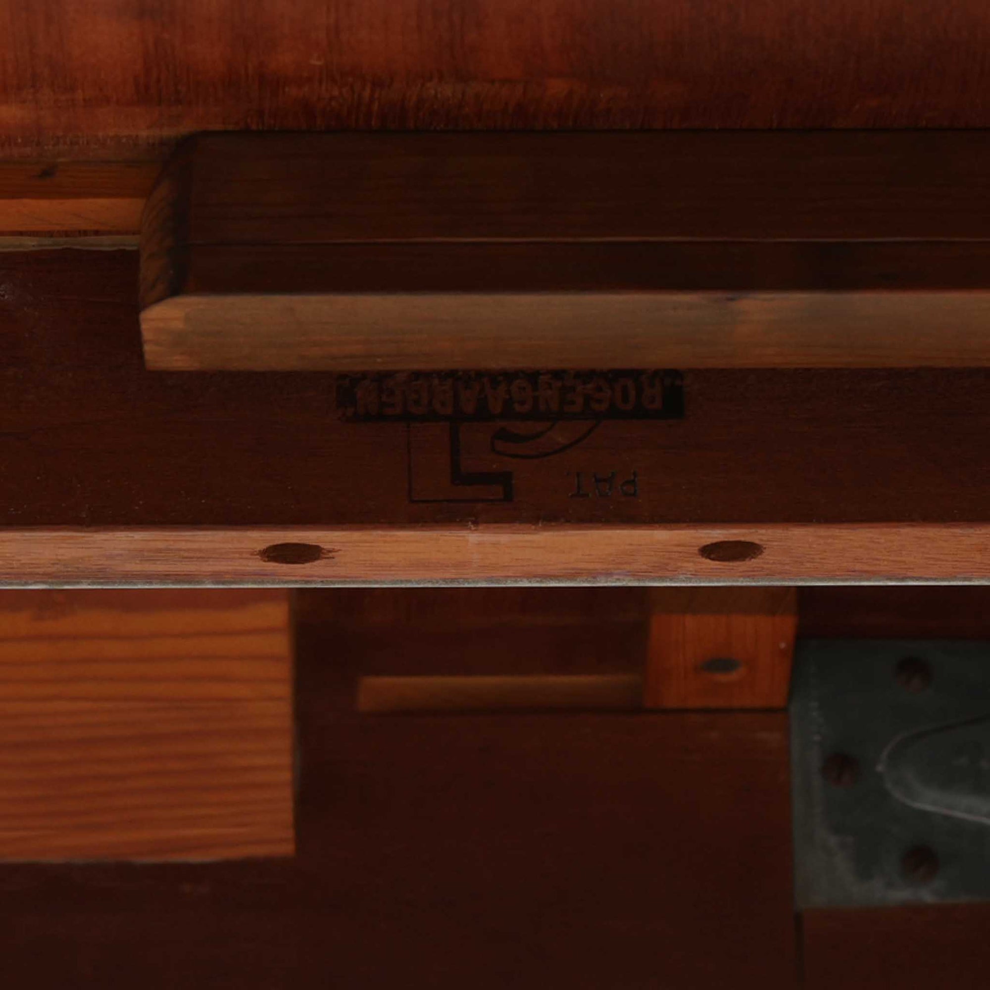 CJ Rosengaarden社によるエクステンションダイニングテーブルは、長方形の本体に両側バタフライ式の半円天板と中央拡張板2枚を備え、最大で8人がゆったりと囲める広さに対応します。温かみのあるチーク材と美しい木目、滑らかな金属レールによる開閉構造が魅力で、シーンに応じて柔軟に使える北欧ビンテージ家具の実用的な一台です。