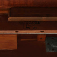 CJ Rosengaarden社によるエクステンションダイニングテーブルは、長方形の本体に両側バタフライ式の半円天板と中央拡張板2枚を備え、最大で8人がゆったりと囲める広さに対応します。温かみのあるチーク材と美しい木目、滑らかな金属レールによる開閉構造が魅力で、シーンに応じて柔軟に使える北欧ビンテージ家具の実用的な一台です。