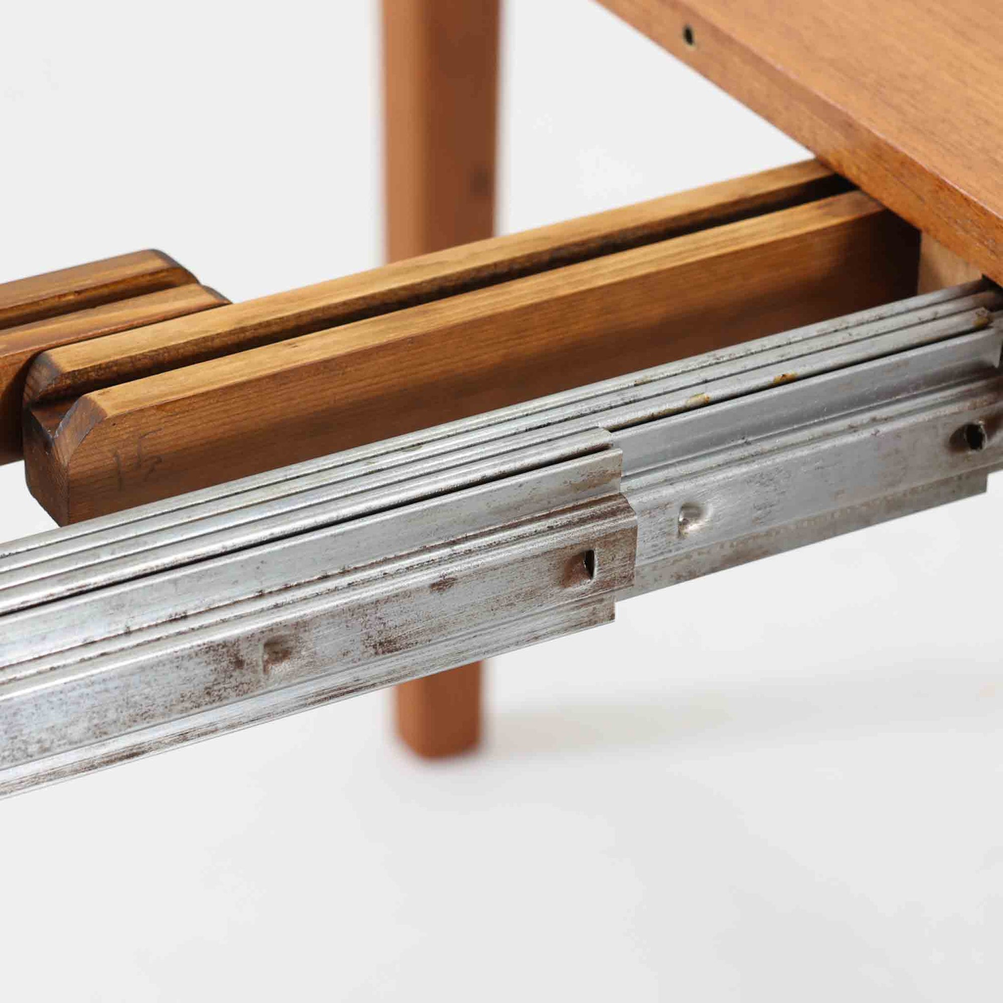 CJ Rosengaarden社によるエクステンションダイニングテーブルは、長方形の本体に両側バタフライ式の半円天板と中央拡張板2枚を備え、最大で8人がゆったりと囲める広さに対応します。温かみのあるチーク材と美しい木目、滑らかな金属レールによる開閉構造が魅力で、シーンに応じて柔軟に使える北欧ビンテージ家具の実用的な一台です。