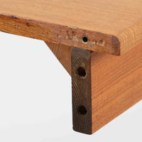 CJ Rosengaarden社によるエクステンションダイニングテーブルは、長方形の本体に両側バタフライ式の半円天板と中央拡張板2枚を備え、最大で8人がゆったりと囲める広さに対応します。温かみのあるチーク材と美しい木目、滑らかな金属レールによる開閉構造が魅力で、シーンに応じて柔軟に使える北欧ビンテージ家具の実用的な一台です。