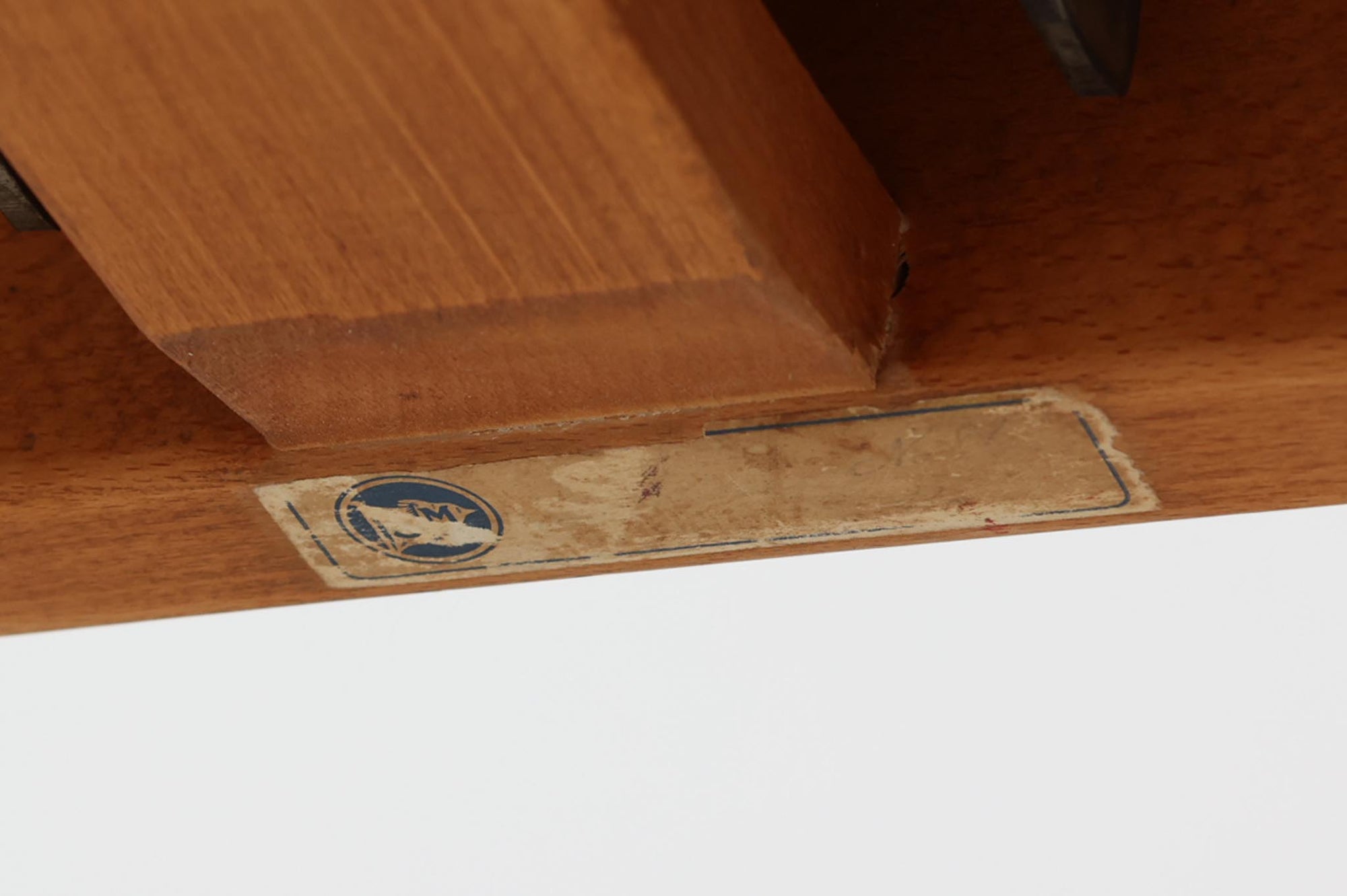 デンマークの名工Slagelse mobelvaerk社が手掛けたこちらのダイニングテーブルは、アーチ状の幕板が特徴であり、異なる素材の組み合わせが美しさを際立たせます。天板には上質なチーク材が用いられ、脚部にはナチュラルなオーク材が採用されています。また、幕板は強度と使い勝手が考慮され、通常時には4人、拡張時には6～8人が快適に使用できる設計となっています。