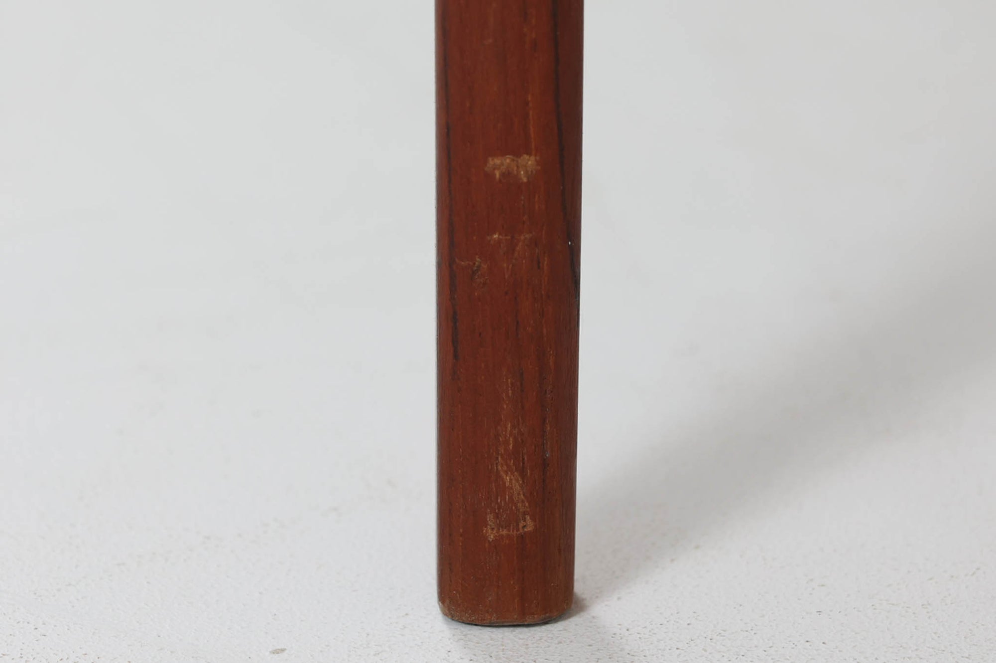 この両袖デスクは、北欧らしいバータイプの取手を備えた引き出しや、背面に配置されたバックシェルフが特徴的で、収納力に優れ、使い勝手も抜群です。本体には上質なチーク材が使用されており、経年変化によって美しい温かみのある色合いが生まれ、お部屋の空間を魅力的に演出します。また、本体には反りがありますが、その点を考慮した価格設定となっています。