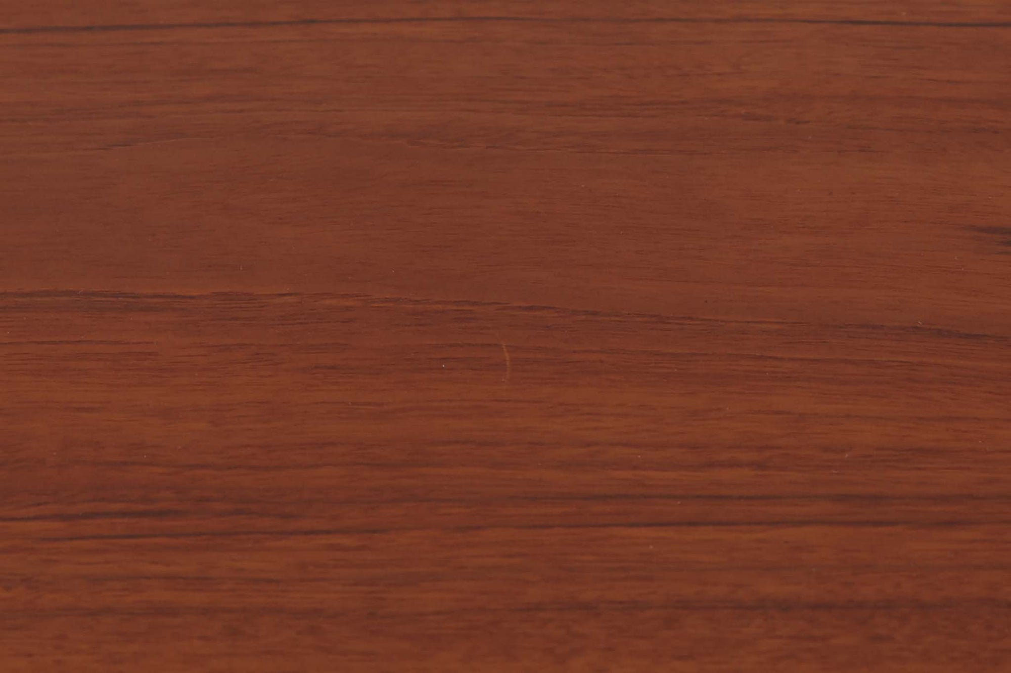 この両袖デスクは、北欧らしいバータイプの取手を備えた引き出しや、背面に配置されたバックシェルフが特徴的で、収納力に優れ、使い勝手も抜群です。本体には上質なチーク材が使用されており、経年変化によって美しい温かみのある色合いが生まれ、お部屋の空間を魅力的に演出します。また、本体には反りがありますが、その点を考慮した価格設定となっています。