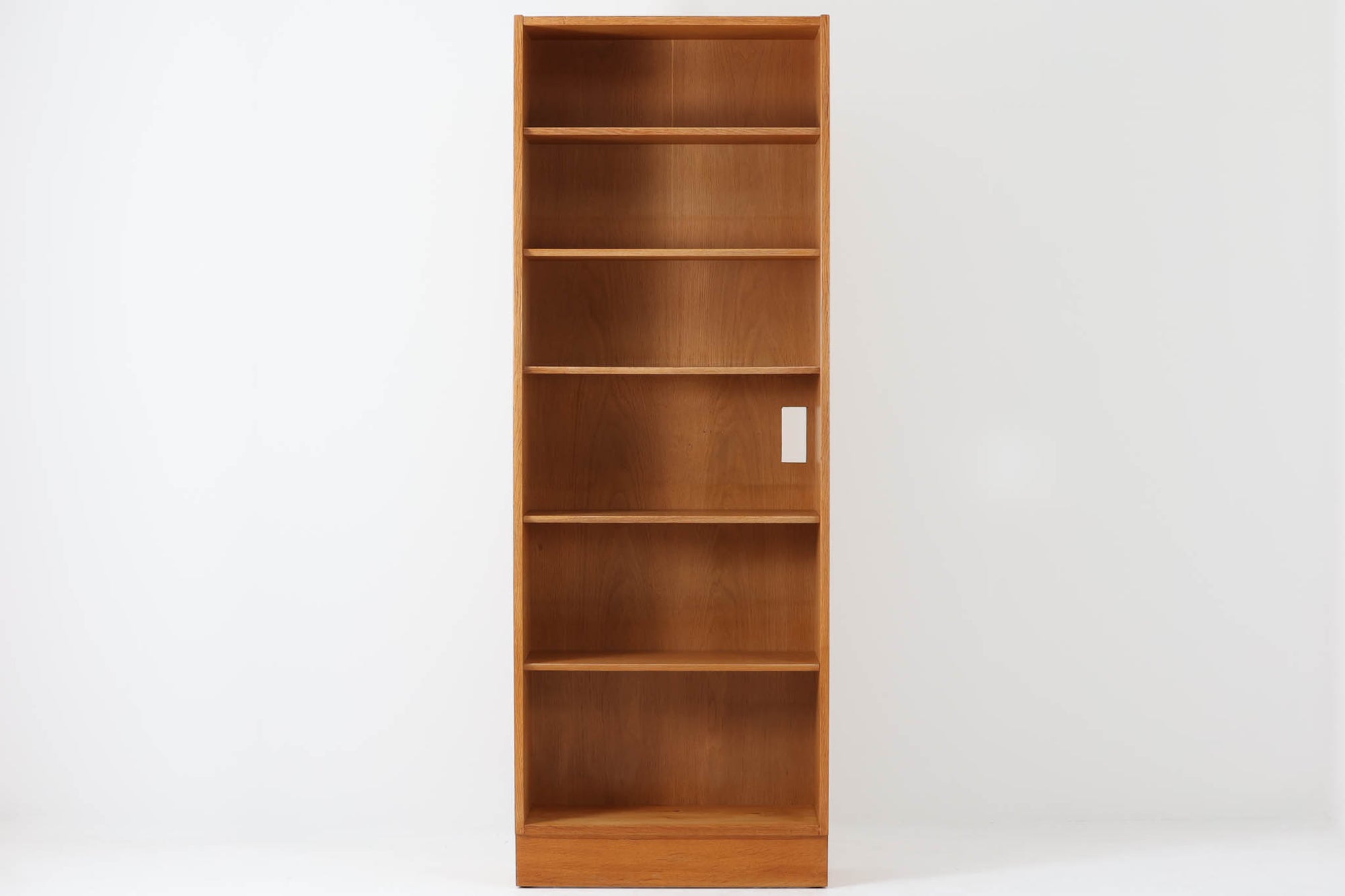 Hundevad & Co社製の造りが良いブックシェルフです。良質なオーク材が使用されています。大型で様々な本が収納可能です。Poul Hundevadならではの棚板前面のスリットとタボが見えない設計により非常にすっきりとした印象に仕上がっています。