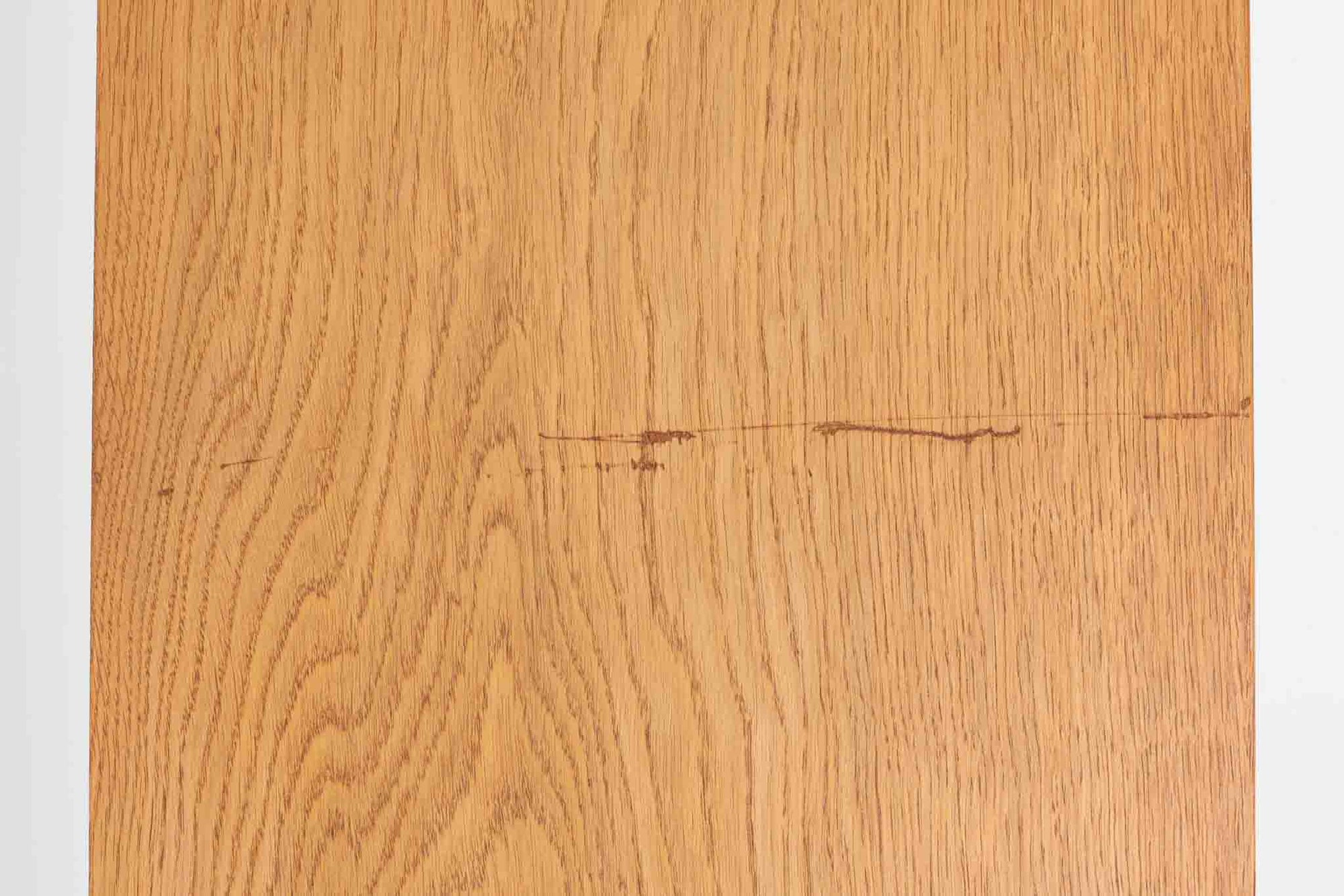 Hundevad &amp; Co社製の造りが良いブックシェルフです。良質なオーク材が使用されています。大型で様々な本が収納可能です。Poul Hundevadならではの棚板前面のスリットとタボが見えない設計により非常にすっきりとした印象に仕上がっています。