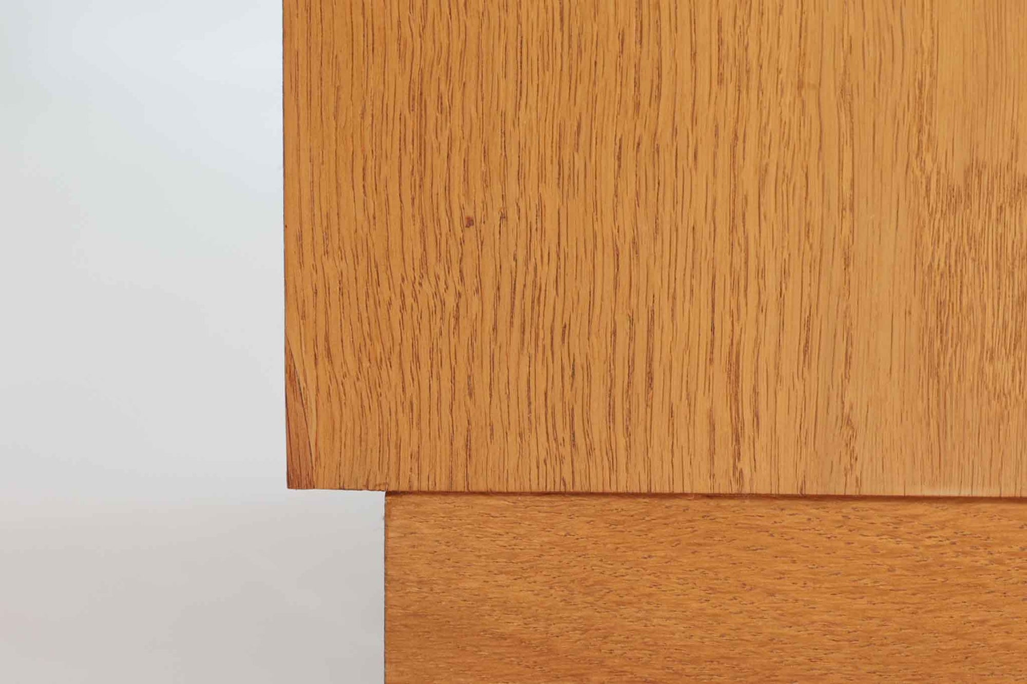 Hundevad &amp; Co社製の造りが良いブックシェルフです。良質なオーク材が使用されています。大型で様々な本が収納可能です。Poul Hundevadならではの棚板前面のスリットとタボが見えない設計により非常にすっきりとした印象に仕上がっています。