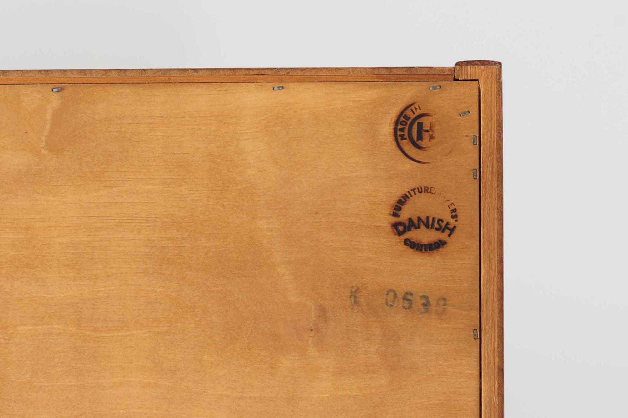 Hundevad &amp; Co社製の造りが良いブックシェルフです。良質なオーク材が使用されています。大型で様々な本が収納可能です。Poul Hundevadならではの棚板前面のスリットとタボが見えない設計により非常にすっきりとした印象に仕上がっています。