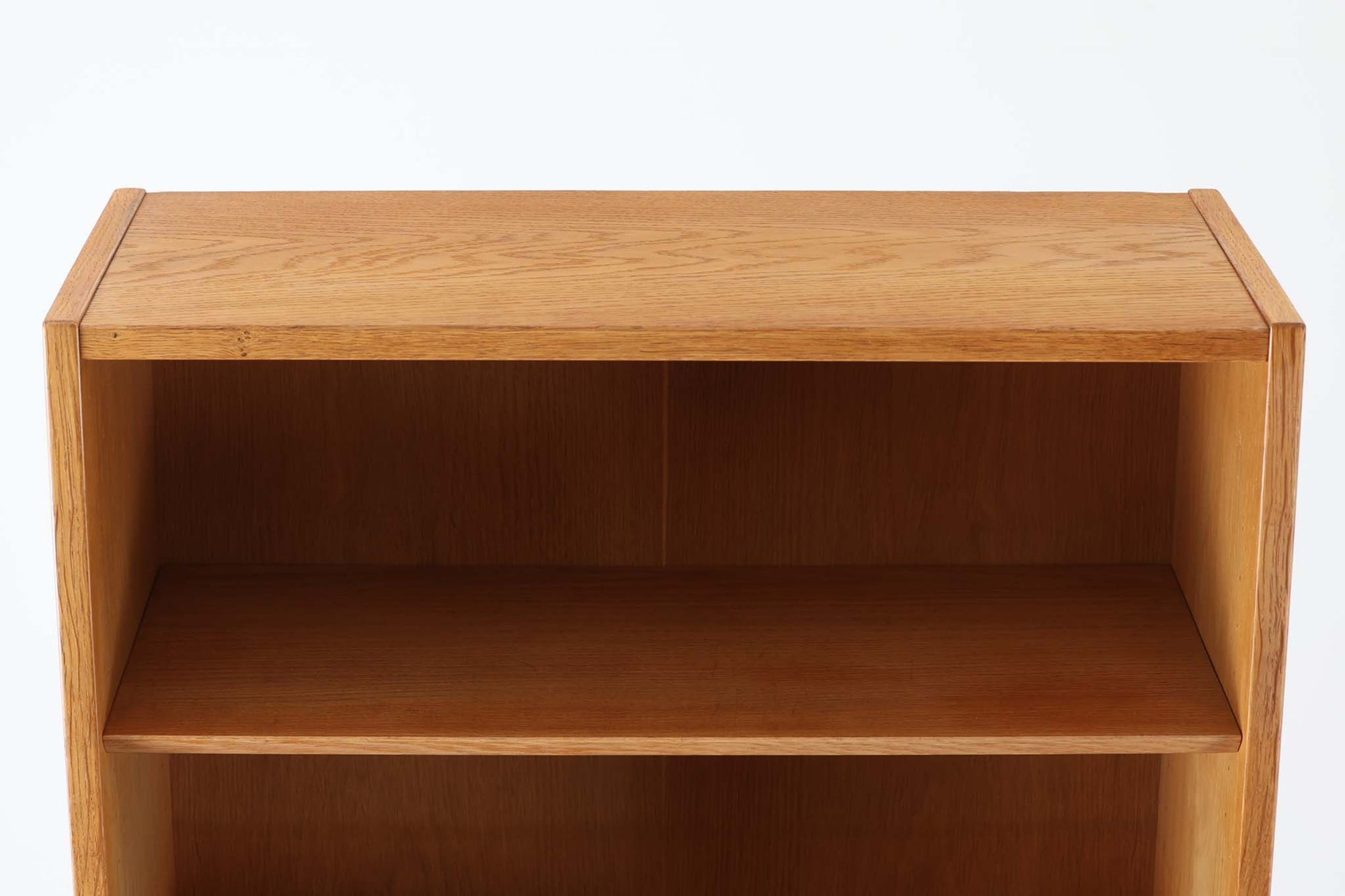 Hundevad &amp; Co社製の造りが良いブックシェルフです。良質なオーク材が使用されています。大型で様々な本が収納可能です。Poul Hundevadならではの棚板前面のスリットとタボが見えない設計により非常にすっきりとした印象に仕上がっています。