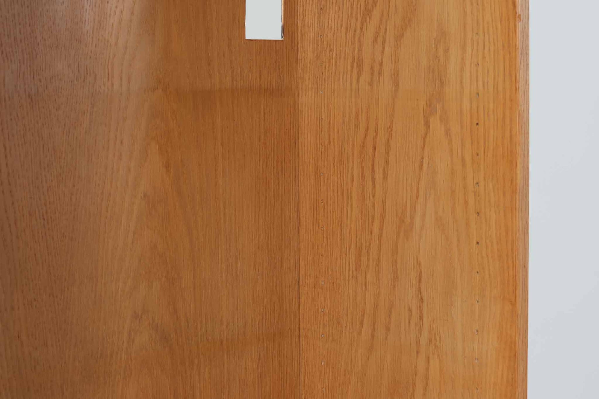 Hundevad &amp; Co社製の造りが良いブックシェルフです。良質なオーク材が使用されています。大型で様々な本が収納可能です。Poul Hundevadならではの棚板前面のスリットとタボが見えない設計により非常にすっきりとした印象に仕上がっています。