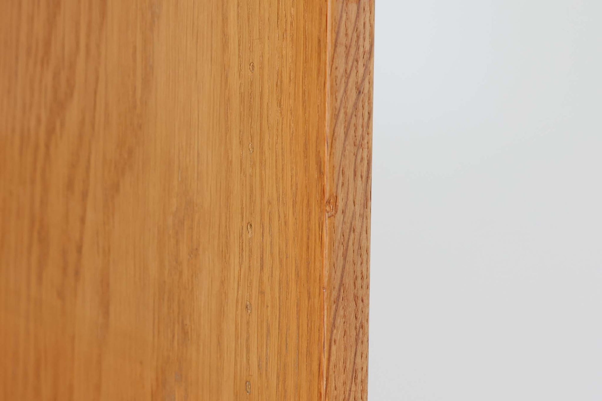 Hundevad &amp; Co社製の造りが良いブックシェルフです。良質なオーク材が使用されています。大型で様々な本が収納可能です。Poul Hundevadならではの棚板前面のスリットとタボが見えない設計により非常にすっきりとした印象に仕上がっています。