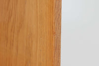 Hundevad & Co社製の造りが良いブックシェルフです。良質なオーク材が使用されています。大型で様々な本が収納可能です。Poul Hundevadならではの棚板前面のスリットとタボが見えない設計により非常にすっきりとした印象に仕上がっています。