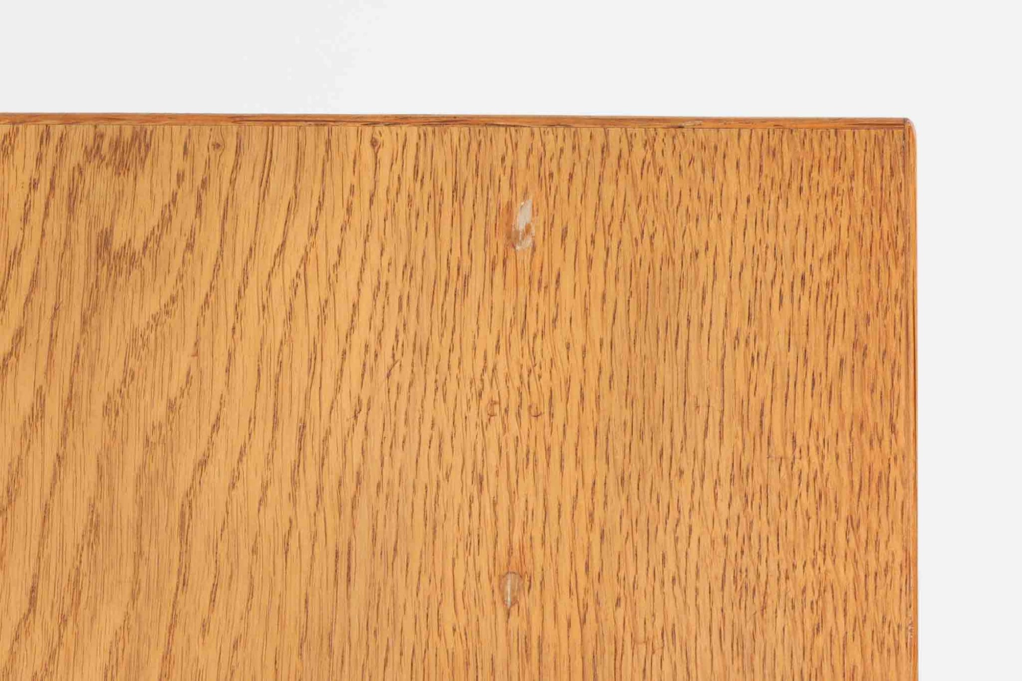 Hundevad &amp; Co社製の造りが良いブックシェルフです。良質なオーク材が使用されています。大型で様々な本が収納可能です。Poul Hundevadならではの棚板前面のスリットとタボが見えない設計により非常にすっきりとした印象に仕上がっています。