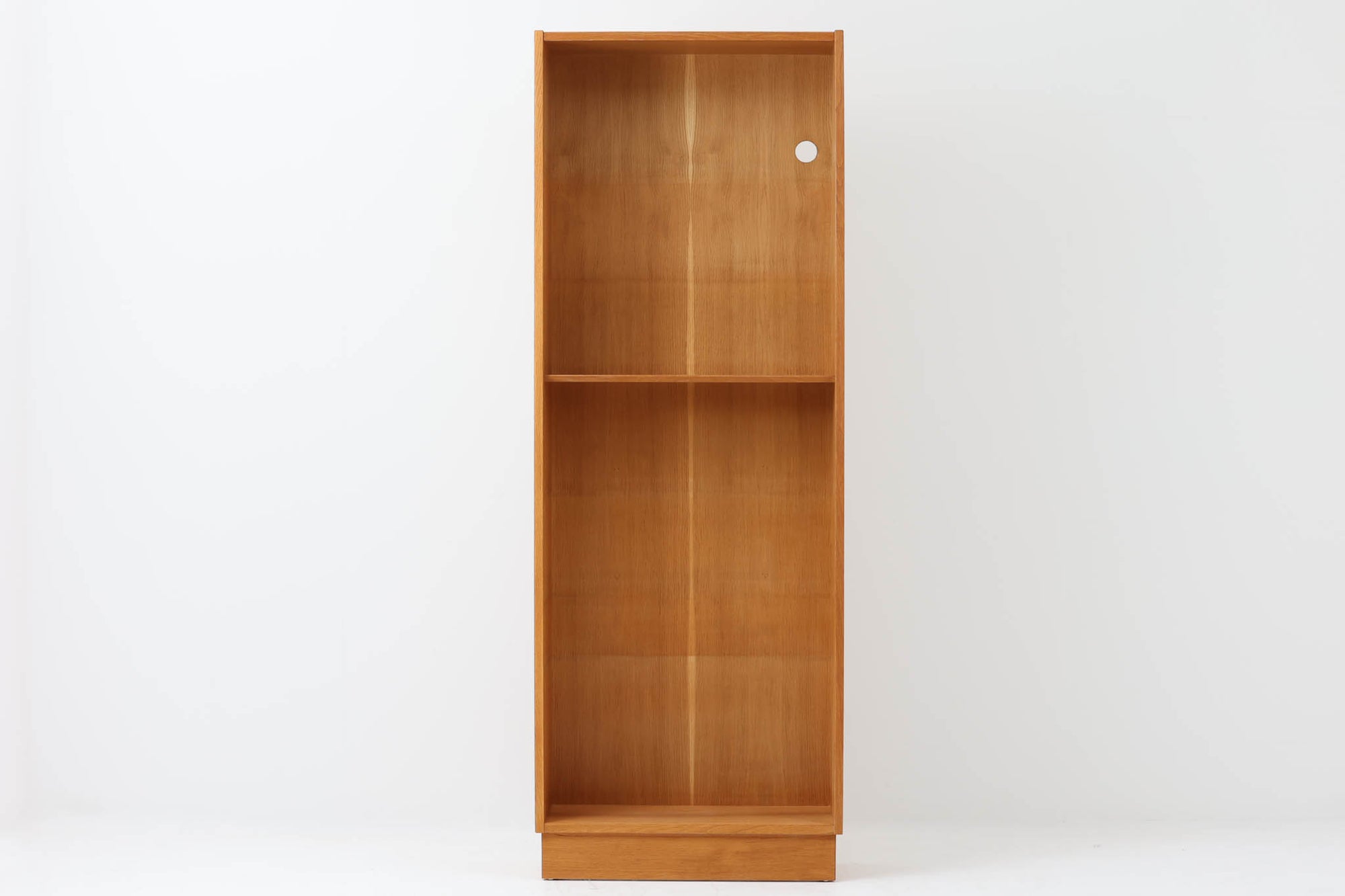 Hundevad &amp; Co社製の造りが良いブックシェルフです。良質なオーク材が使用されています。大型で様々な本が収納可能です。Poul Hundevadならではの棚板前面のスリットとタボが見えない設計により非常にすっきりとした印象に仕上がっています。通常は台輪が側面とフラットなのですが、こちらのシェルフは台輪が少し内側に入っています。デンマーク購入時よりこの仕様ですので、予めご了承くださいませ。