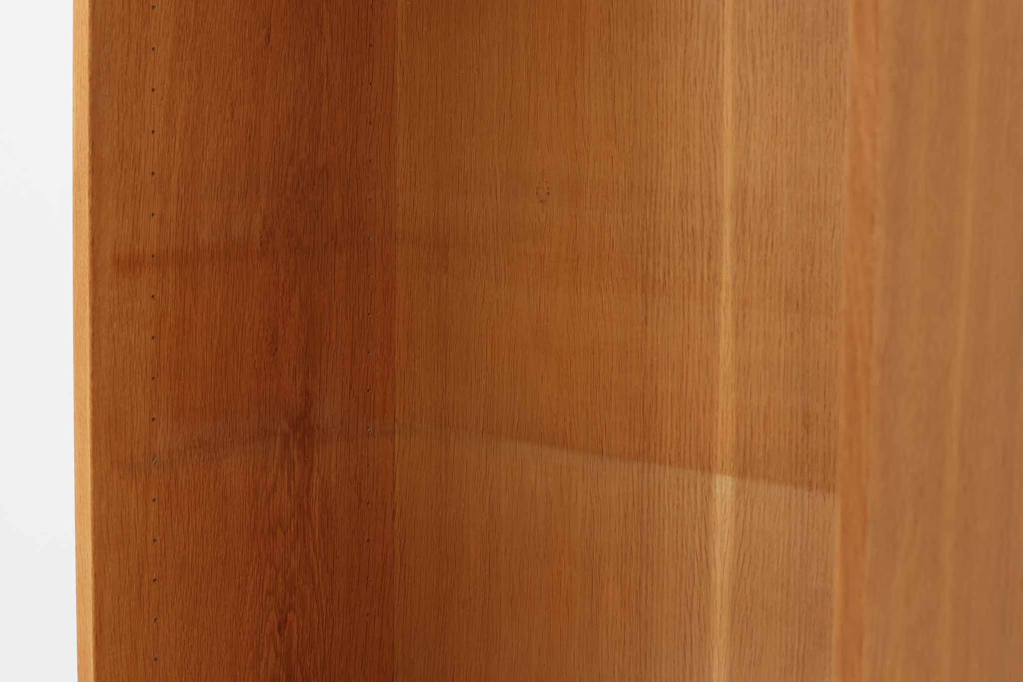 Hundevad &amp; Co社製の造りが良いブックシェルフです。良質なオーク材が使用されています。大型で様々な本が収納可能です。Poul Hundevadならではの棚板前面のスリットとタボが見えない設計により非常にすっきりとした印象に仕上がっています。通常は台輪が側面とフラットなのですが、こちらのシェルフは台輪が少し内側に入っています。デンマーク購入時よりこの仕様ですので、予めご了承くださいませ。