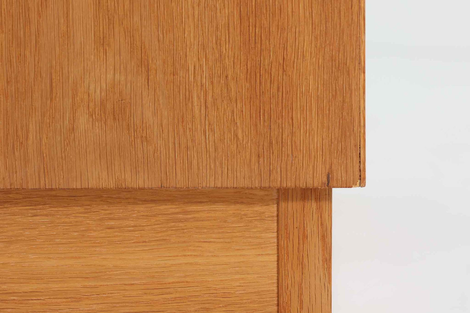 Hundevad &amp; Co社製の造りが良いブックシェルフです。良質なオーク材が使用されています。大型で様々な本が収納可能です。Poul Hundevadならではの棚板前面のスリットとタボが見えない設計により非常にすっきりとした印象に仕上がっています。通常は台輪が側面とフラットなのですが、こちらのシェルフは台輪が少し内側に入っています。デンマーク購入時よりこの仕様ですので、予めご了承くださいませ。