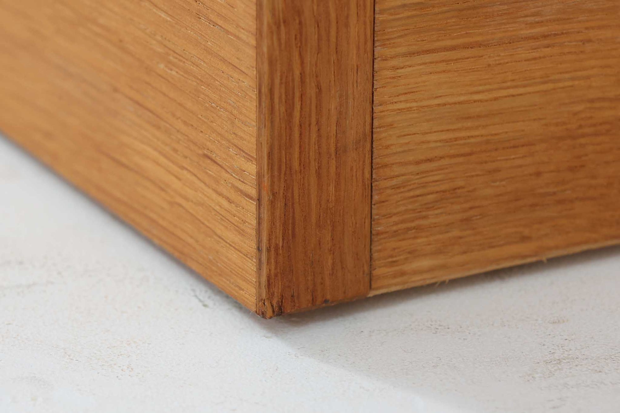 Hundevad &amp; Co社製の造りが良いブックシェルフです。良質なオーク材が使用されています。大型で様々な本が収納可能です。Poul Hundevadならではの棚板前面のスリットとタボが見えない設計により非常にすっきりとした印象に仕上がっています。通常は台輪が側面とフラットなのですが、こちらのシェルフは台輪が少し内側に入っています。デンマーク購入時よりこの仕様ですので、予めご了承くださいませ。