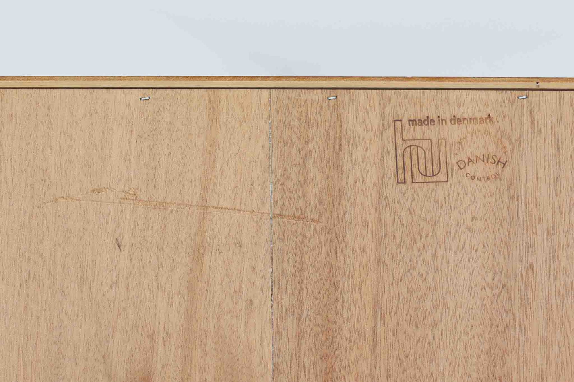 Hundevad &amp; Co社製の造りが良いブックシェルフです。良質なオーク材が使用されています。大型で様々な本が収納可能です。Poul Hundevadならではの棚板前面のスリットとタボが見えない設計により非常にすっきりとした印象に仕上がっています。通常は台輪が側面とフラットなのですが、こちらのシェルフは台輪が少し内側に入っています。デンマーク購入時よりこの仕様ですので、予めご了承くださいませ。