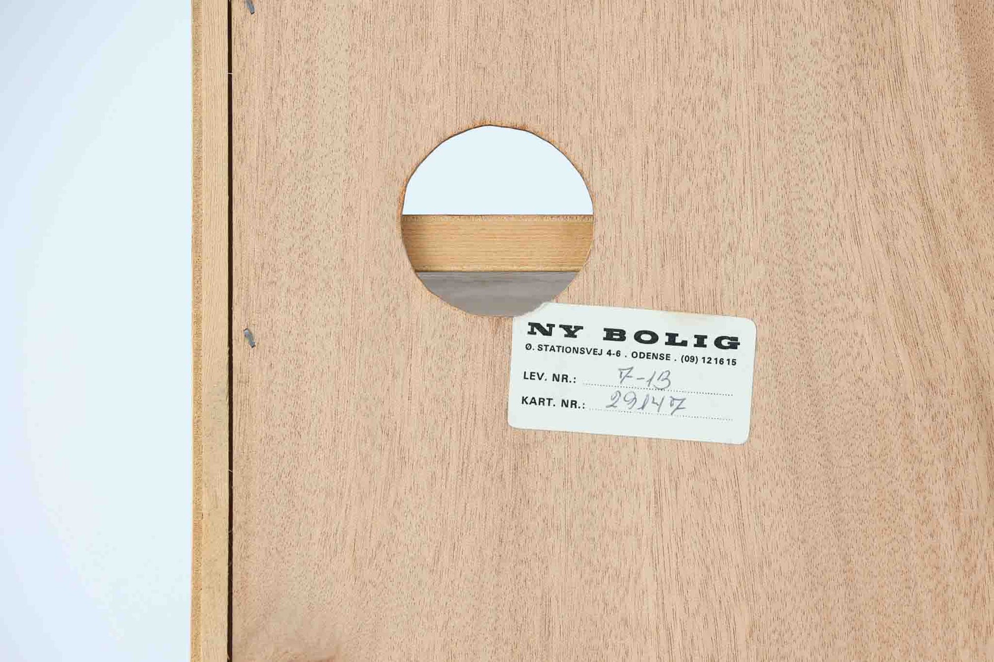 Hundevad &amp; Co社製の造りが良いブックシェルフです。良質なオーク材が使用されています。大型で様々な本が収納可能です。Poul Hundevadならではの棚板前面のスリットとタボが見えない設計により非常にすっきりとした印象に仕上がっています。通常は台輪が側面とフラットなのですが、こちらのシェルフは台輪が少し内側に入っています。デンマーク購入時よりこの仕様ですので、予めご了承くださいませ。