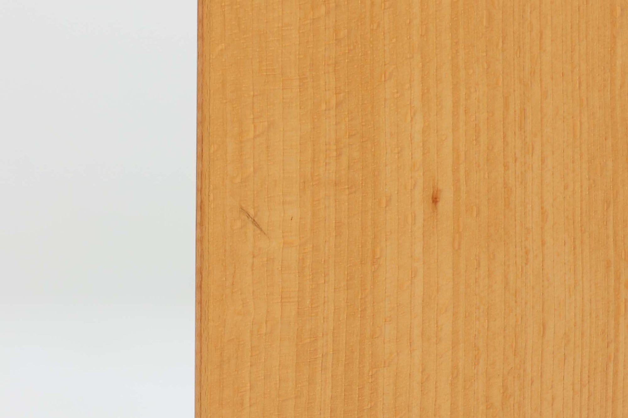 北欧から買い付けたブックシェルフは、小ぶりなサイズながら使い勝手が良く、スペースを有効活用できます。良質なビーチ材が使用されており、そのナチュラルな色味が特徴的です。さらに、縦にも横にも置ける機能があり、様々なレイアウトに対応します。