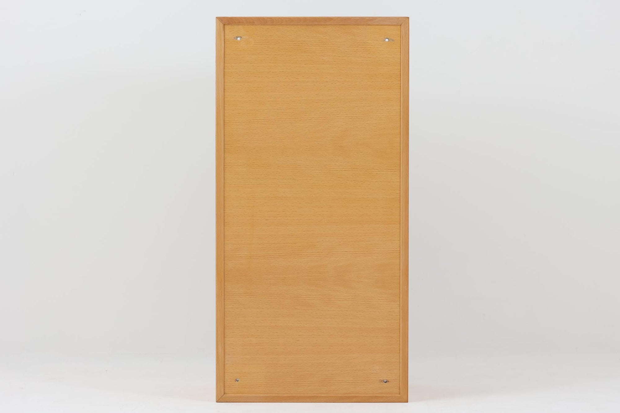 北欧から買い付けたブックシェルフは、小ぶりなサイズながら使い勝手が良く、スペースを有効活用できます。良質なビーチ材が使用されており、そのナチュラルな色味が特徴的です。さらに、縦にも横にも置ける機能があり、様々なレイアウトに対応します。