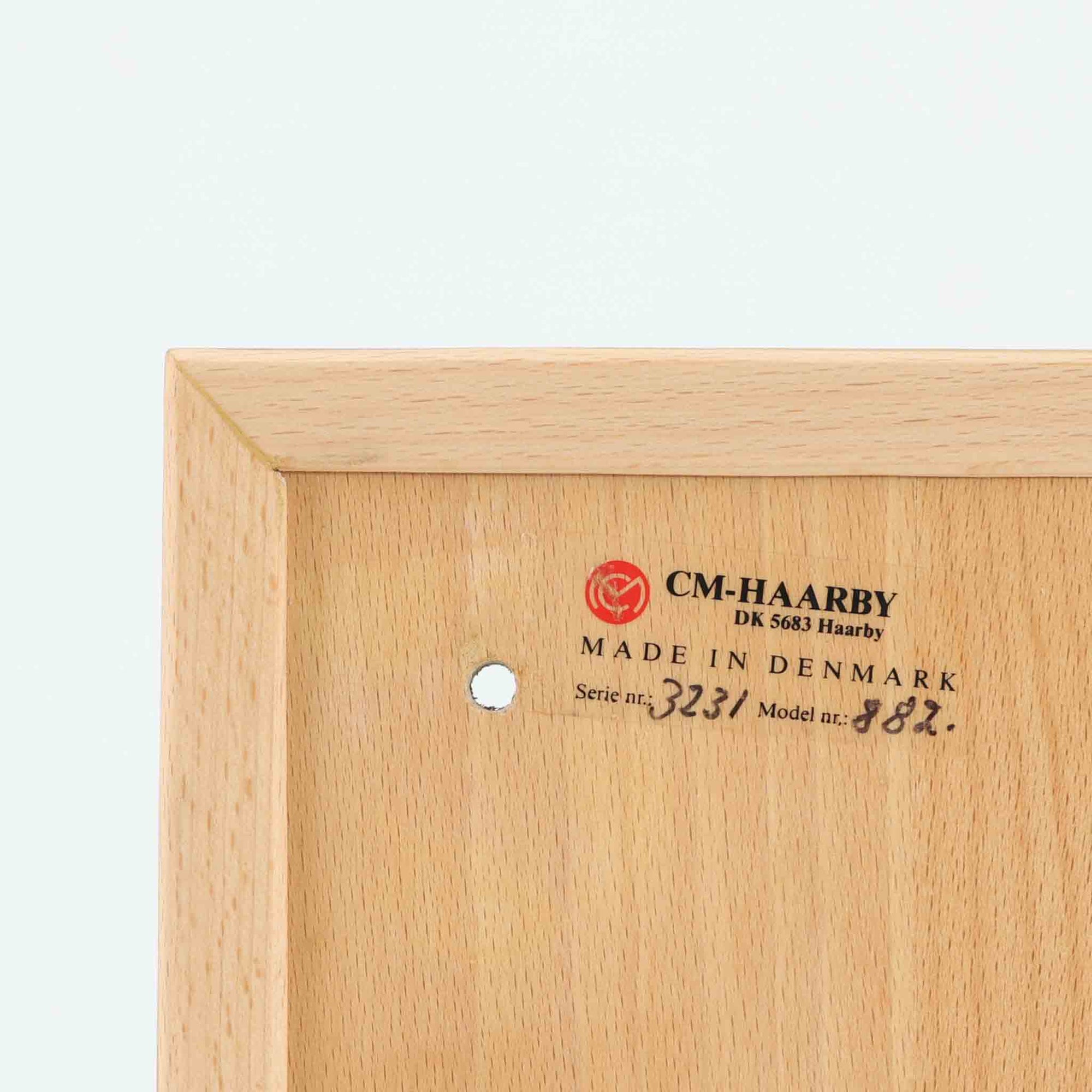 C.M. Madsens Mobelfabrikが手掛けた北欧ビンテージのブックシェルフです。ビーチ材ならではの明るくやさしい風合いと、無駄を省いたシンプルなデザインが空間に自然と溶け込みます。コンパクトな幅40cmながら収納力があり、本や雑誌はもちろん、お気に入りのオブジェやグリーンを飾るディスプレイラックとしても活躍。オープン構造のため圧迫感が少なく、リビングや書斎、寝室、玄関など限られたスペースにも取り入れやすいサイズです。時を重ねた北欧ビンテージならではの味わいと、実用性を兼ね備えた一台です。