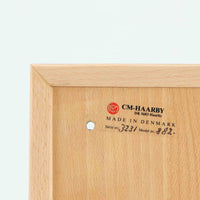 C.M. Madsens Mobelfabrikが手掛けた北欧ビンテージのブックシェルフです。ビーチ材ならではの明るくやさしい風合いと、無駄を省いたシンプルなデザインが空間に自然と溶け込みます。コンパクトな幅40cmながら収納力があり、本や雑誌はもちろん、お気に入りのオブジェやグリーンを飾るディスプレイラックとしても活躍。オープン構造のため圧迫感が少なく、リビングや書斎、寝室、玄関など限られたスペースにも取り入れやすいサイズです。時を重ねた北欧ビンテージならではの味わいと、実用性を兼ね備えた一台です。