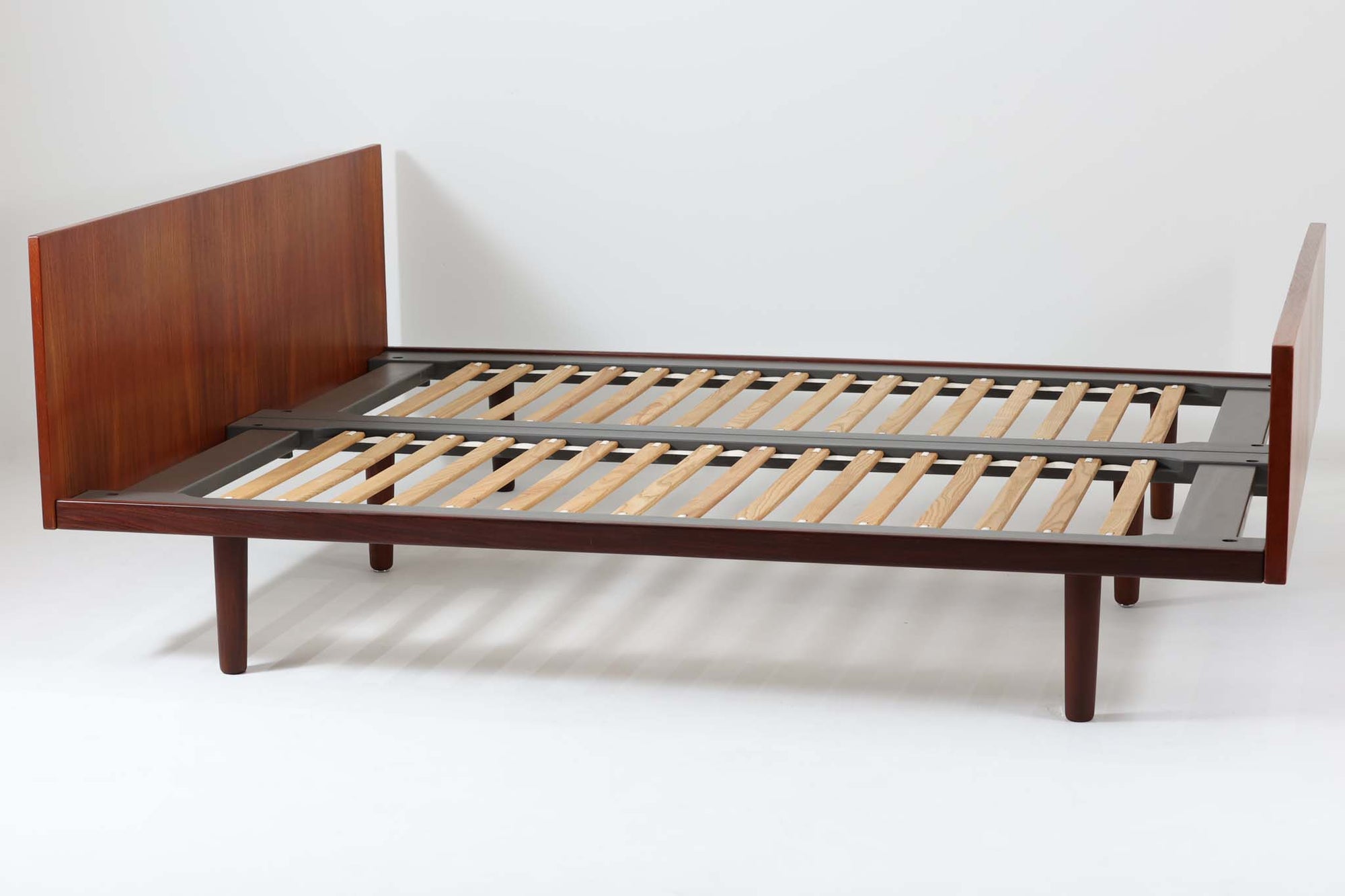 北欧より買い付けた、Hans J. WegnerによるGETAmA社製のダブルベッドフレームです。このベッドフレームは、本体に高品質なチーク材が使用されており、その洗練されたデザインはスッキリとした印象を与えます。マットサイズは最大で「幅 166 × 奥行 200cm」ですので、クイーンサイズもしくはセミシングル×2点のマットレスをご用意ください。