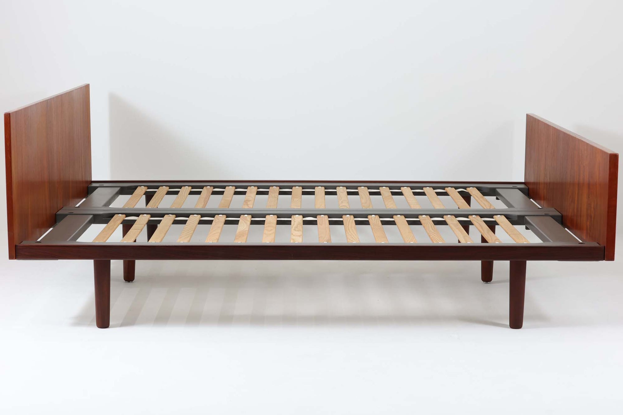 北欧より買い付けた、Hans J. WegnerによるGETAmA社製のダブルベッドフレームです。このベッドフレームは、本体に高品質なチーク材が使用されており、その洗練されたデザインはスッキリとした印象を与えます。マットサイズは最大で「幅 166 × 奥行 200cm」ですので、クイーンサイズもしくはセミシングル×2点のマットレスをご用意ください。