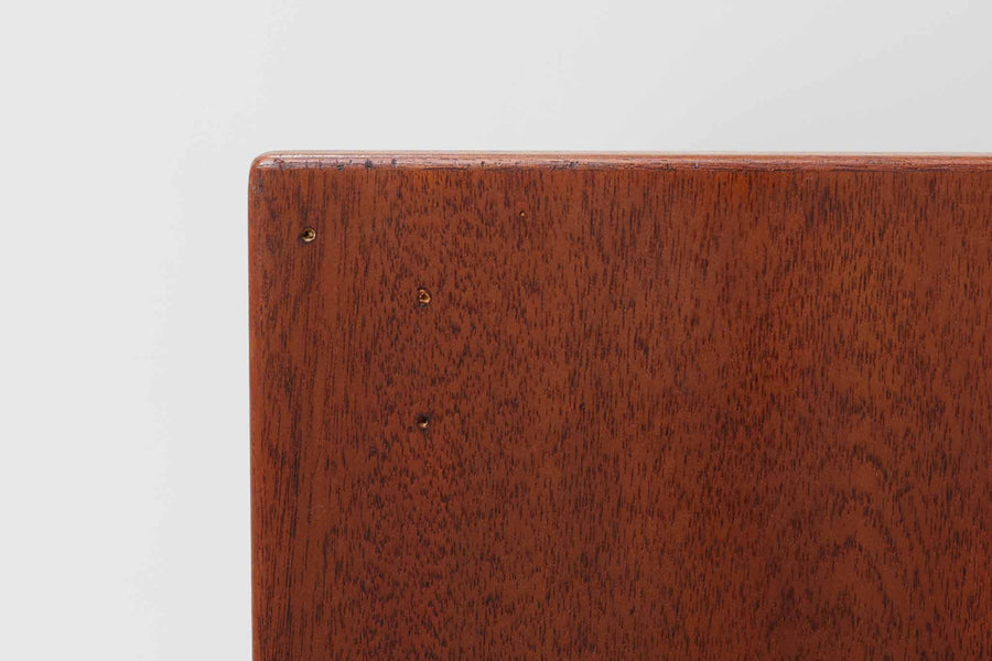 北欧より買い付けた、Hans J. WegnerによるGETAmA社製のダブルベッドフレームです。このベッドフレームは、本体に高品質なチーク材が使用されており、その洗練されたデザインはスッキリとした印象を与えます。マットサイズは最大で「幅 166 × 奥行 200cm」ですので、クイーンサイズもしくはセミシングル×2点のマットレスをご用意ください。
