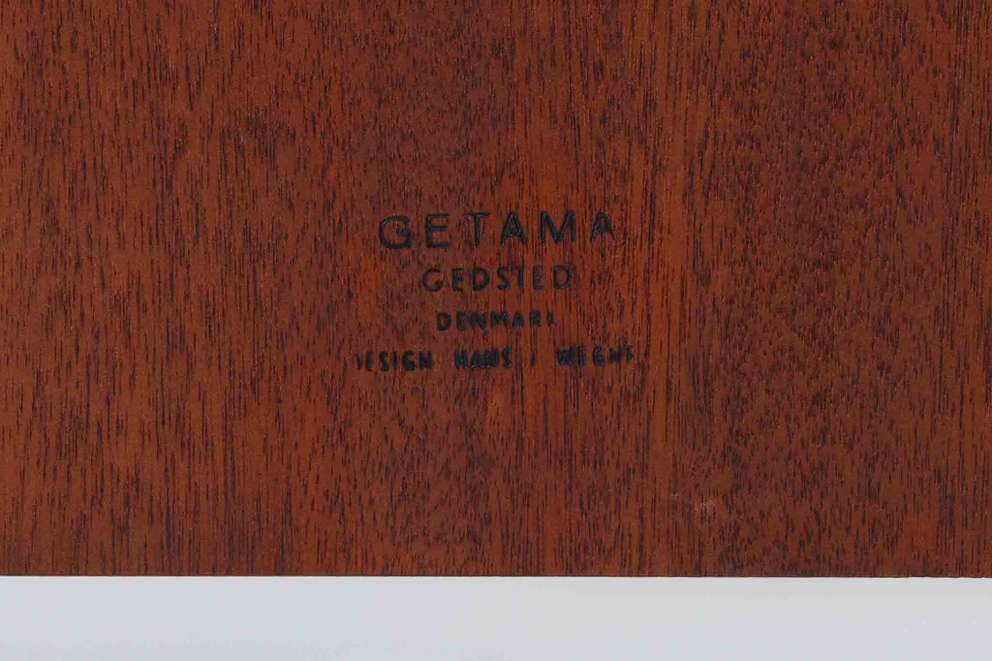 北欧より買い付けた、Hans J. WegnerによるGETAmA社製のダブルベッドフレームです。このベッドフレームは、本体に高品質なチーク材が使用されており、その洗練されたデザインはスッキリとした印象を与えます。マットサイズは最大で「幅 166 × 奥行 200cm」ですので、クイーンサイズもしくはセミシングル×2点のマットレスをご用意ください。