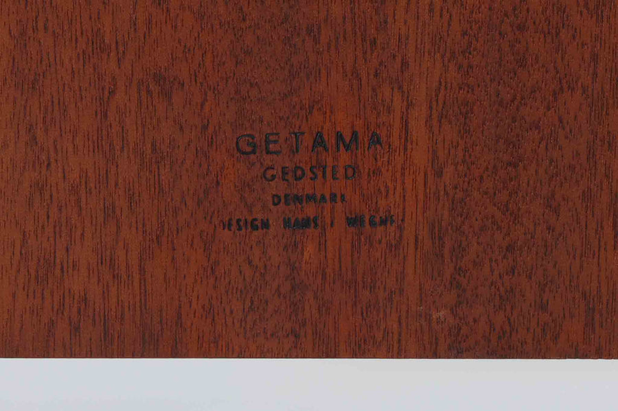 北欧より買い付けた、Hans J. WegnerによるGETAmA社製のダブルベッドフレームです。このベッドフレームは、本体に高品質なチーク材が使用されており、その洗練されたデザインはスッキリとした印象を与えます。マットサイズは最大で「幅 166 × 奥行 200cm」ですので、クイーンサイズもしくはセミシングル×2点のマットレスをご用意ください。