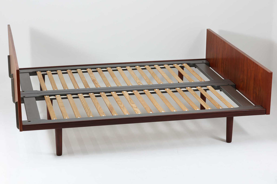 北欧より買い付けた、Hans J. WegnerによるGETAmA社製のダブルベッドフレームです。このベッドフレームは、本体に高品質なチーク材が使用されており、その洗練されたデザインはスッキリとした印象を与えます。マットサイズは最大で「幅 166 × 奥行 200cm」ですので、クイーンサイズもしくはセミシングル×2点のマットレスをご用意ください。