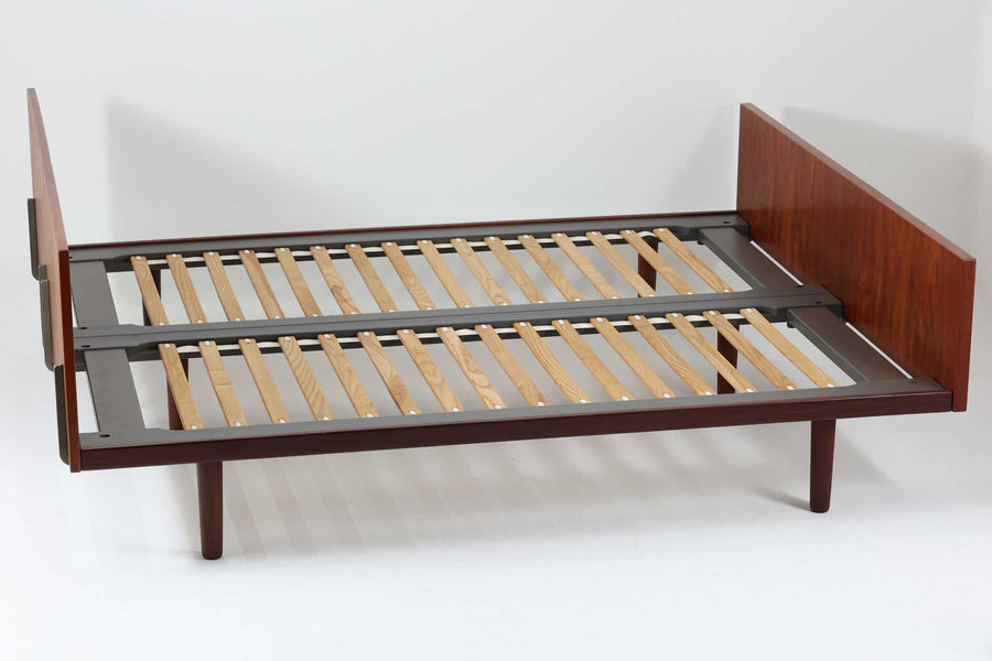 北欧より買い付けた、Hans J. WegnerによるGETAmA社製のダブルベッドフレームです。このベッドフレームは、本体に高品質なチーク材が使用されており、その洗練されたデザインはスッキリとした印象を与えます。マットサイズは最大で「幅 166 × 奥行 200cm」ですので、クイーンサイズもしくはセミシングル×2点のマットレスをご用意ください。