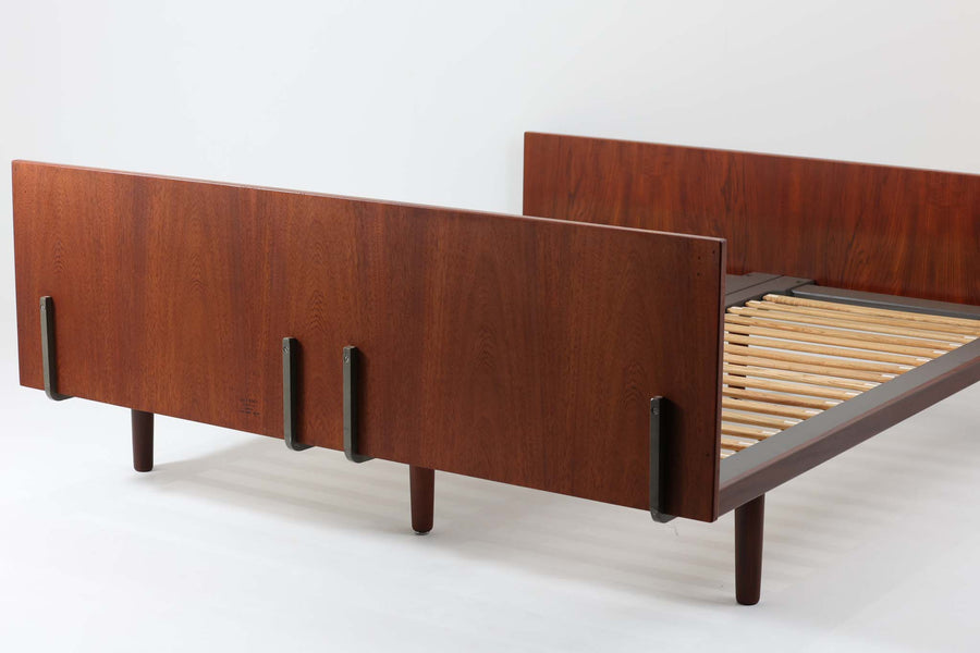 北欧より買い付けた、Hans J. WegnerによるGETAmA社製のダブルベッドフレームです。このベッドフレームは、本体に高品質なチーク材が使用されており、その洗練されたデザインはスッキリとした印象を与えます。マットサイズは最大で「幅 166 × 奥行 200cm」ですので、クイーンサイズもしくはセミシングル×2点のマットレスをご用意ください。