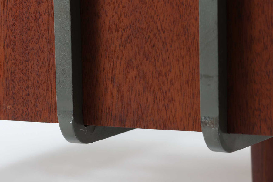 北欧より買い付けた、Hans J. WegnerによるGETAmA社製のダブルベッドフレームです。このベッドフレームは、本体に高品質なチーク材が使用されており、その洗練されたデザインはスッキリとした印象を与えます。マットサイズは最大で「幅 166 × 奥行 200cm」ですので、クイーンサイズもしくはセミシングル×2点のマットレスをご用意ください。